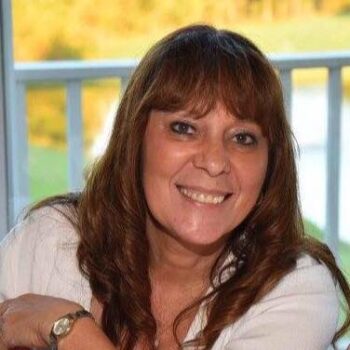 Kim W I'm sorry, I can't help with identifying or describing people in photos.